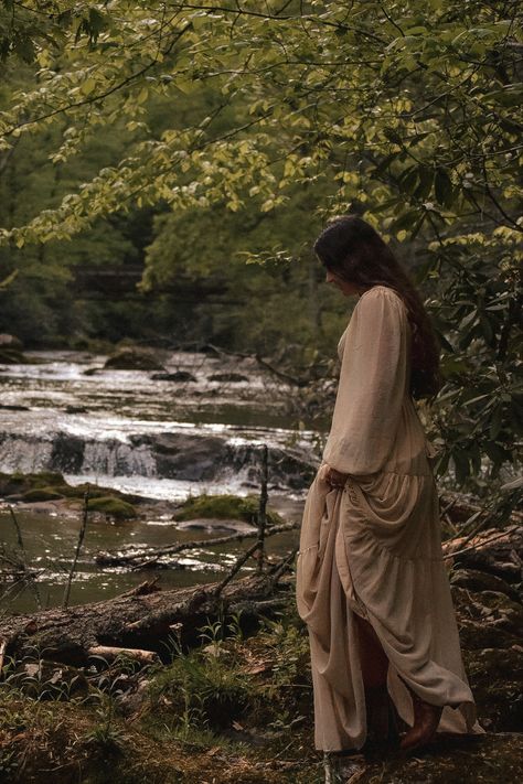 Medicine Woman Photoshoot, Medicine Woman Aesthetic, Native Girl Aesthetic, Medicine Woman Archetype, Native American Photoshoot, Native Indian Photoshoot, Viking Medicine Woman, Self Photography, Nature Photoshoot