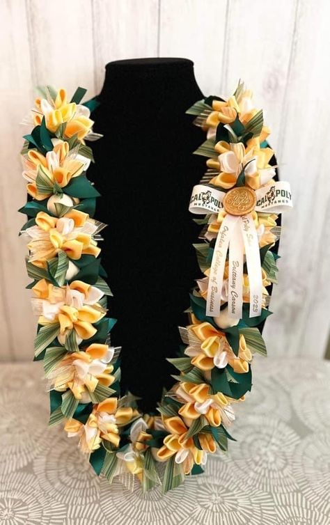 Candy Lei Diy, How To Make Leis, Money Lei Diy, Graduation Leis Diy, Candy Lei, Diy Graduation Gifts, Happy New Year Pictures, Ribbon Lei, Flower Lei