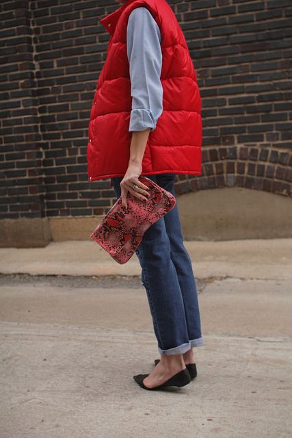 puffy vest + chambray shirt + jeans Puffer Vest Outfit Street Style, Red Vest Outfit, Gilet Outfit Women, Puffy Vest Outfit, Puffer Outfit, Puffer Vest Fashion, Puffer Vest Outfit, Vest Outfits For Women, Colorful Vest