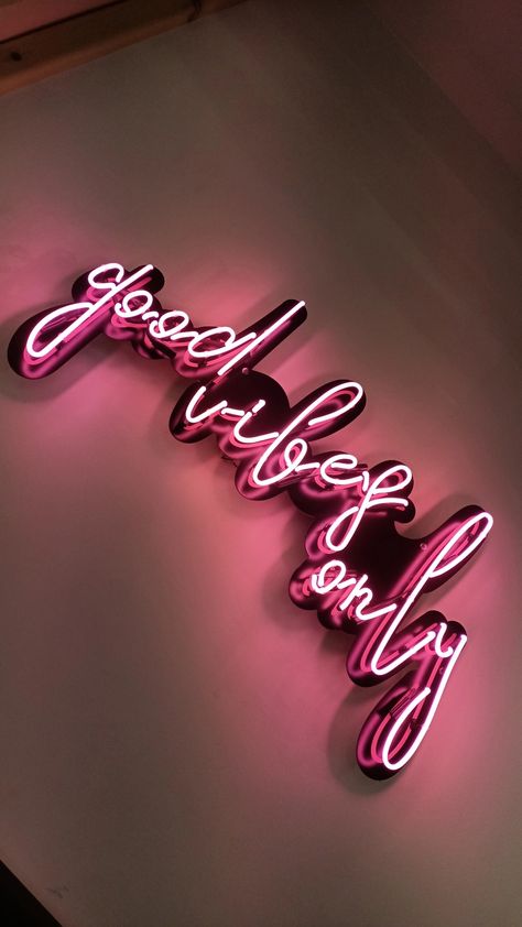 Neon Signs Quotes, Iphone Dynamic Wallpaper, Phone Wallpaper Boho, Black Couple Art, Wallpaper Iphone Neon, Cute Tumblr Wallpaper, Simple Phone Wallpapers, Iphone Wallpaper Photos, Iphone Wallpaper Themes