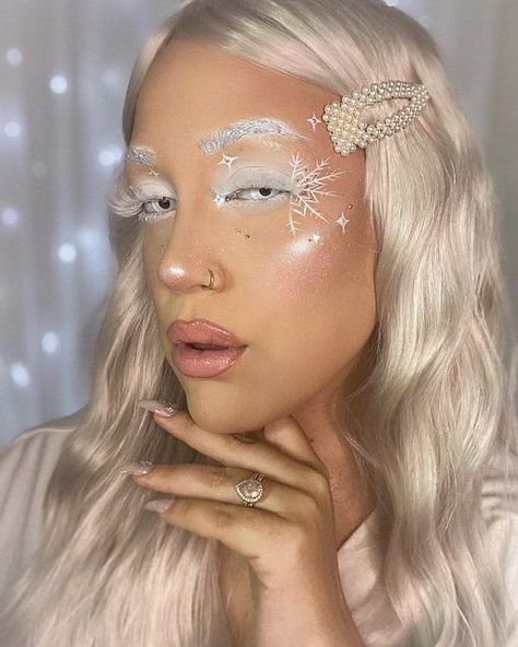 Snow Flake Makeup Look, Snowflake Makeup, Mannequin Face, Snow Makeup, White Eyeliner Looks, Themed Makeup, Jumbo Pencil, White Eyeshadow, White Eyeliner