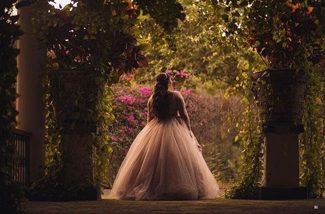 Quinceañera Photoshoot Ideas, Quince Photoshoot Ideas, Quince Pictures, Quinceanera Pictures, Fairytale Photoshoot, Quinceanera Photoshoot, Sweet 16 Photos, Debut Photoshoot, Quinceanera Photography