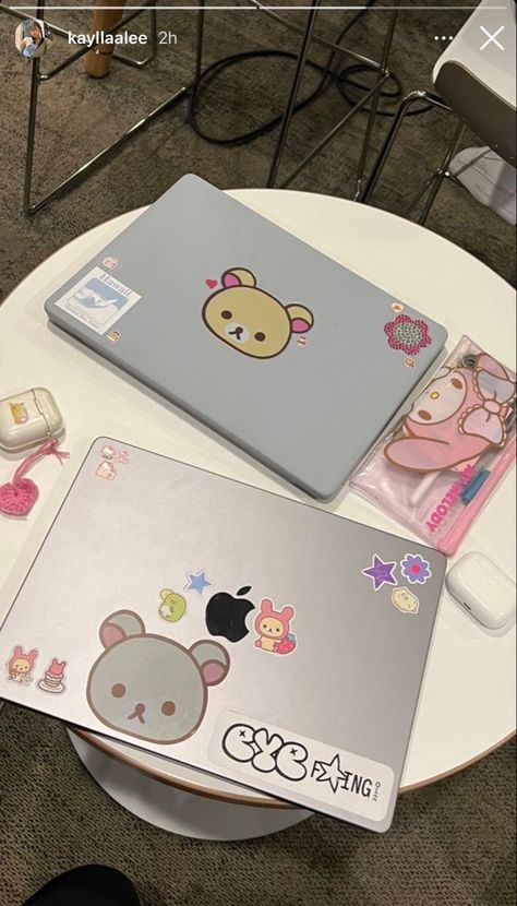 Laptop Personalization Ideas, Laptop Case With Stickers, Decorated Macbook, Aesthetic Laptop Setup, Chromebook Aesthetic, Macbook Ideas, Macbook Case Stickers, Laptop Ideas, Macbook Aesthetic