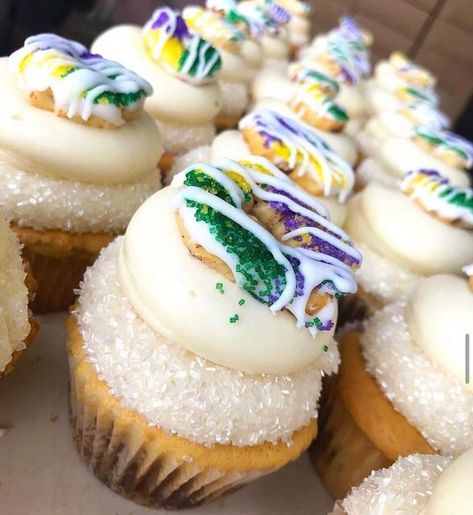 Janelle Copeland • Biz Coach on Instagram: "Just because it’s Mardi Gras season and these cupcakes are so damn good 🔥😋💜💚💛 Double tap “💜” if you’re ready for all things Mardi Gras! #cupcakes #cupcakesofinstagram #cupcakesofig #bakersofinstagram #bakersofig #bakersofinsta #womeninbusiness #entrepreneur #mardigras #mardigras2022 #kingscake #mardigrascupcakes" Mardi Gras Cupcakes, Mardi Gras Party Decorations, Bakery Food, Mardi Gras Party, Cup Cakes, Double Tap, Just Because, Food Truck, Mini Cheesecake