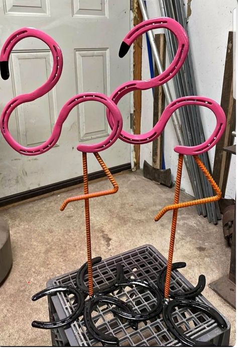 Metal Flamingo Yard Art, Horseshoe Crafts Projects, Welding Crafts, Horseshoe Projects, Recycled Metal Art, Horseshoe Decor, Horseshoe Crafts, Welding Art Projects, Horse Shoes