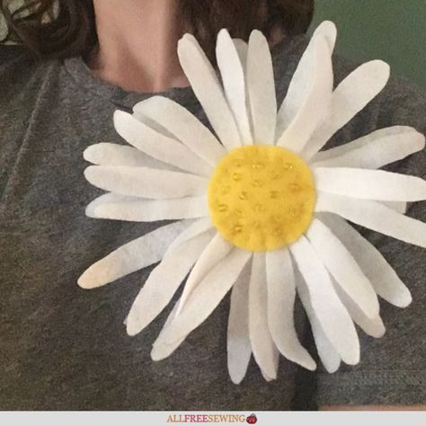 If you're wanting a fun hippie-style accessory for the spring (or any season, really), this Big Daisy Fabric Flower Pin Tutorial is for you! Show off your love of nature with this large wearable floral brooch in the shape of a daisy. It doesn't even require a sewing machine, just some basic hand-sewing skills. You can even use different colors if you prefer to personalize your wearable art! Learning how to make large felt flowers like this mean that you can design much more than pins, too. Here Pin Tutorial, Easy Fabric Flowers, Fabric Daisy, Flower Fabric Pattern, Big Daisy, Flower Power Fashion, Daisy Fabric, Decorating Flip Flops, Fabric Flower Headbands