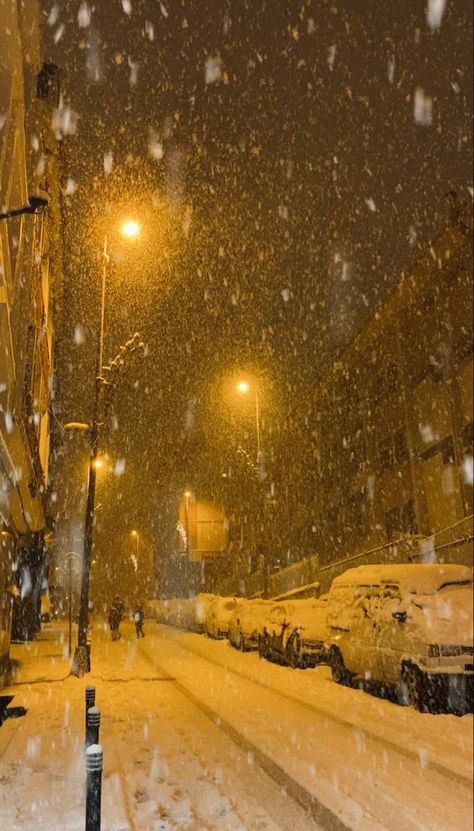 #keşfet #aesthetic #snow #snowy #aestheticwallpaper #night Yellow Snow Aesthetic, Yellow Winter Aesthetic, Snow Street Night, Christmas Wallpaper Yellow, Snow Falling Aesthetic, Snow Man Aesthetic, Snow Night City, Yellow Christmas Aesthetic, Yellow Christmas Wallpaper