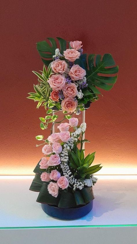 Flowers Arrangements Ideas, Arreglos Ikebana, Church Wedding Flowers, Tropical Floral Arrangements, Rose Flower Arrangements, Altar Arrangement, Large Flower Arrangements, Corporate Flowers, Flower Arrangement Designs