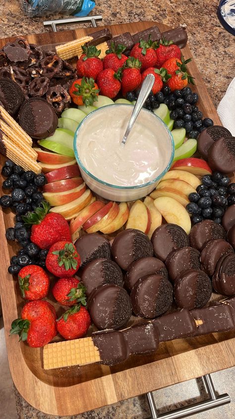 Small Food Platter Ideas, Deserts Charcuterie Board, Dessert Churterrie Board Ideas, Dessert Platters Mini, Snacks Tray Ideas, Chocolate Dipped Charcuterie Board, Sleepover Food Boards, Donut Chacutery Board Ideas, Party Trays Ideas Food Platters Appetizers Cheese Boards