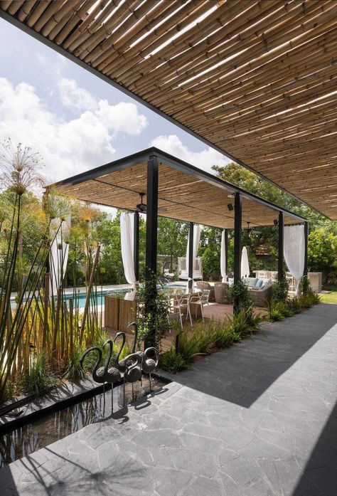 Pergola Shade Ideas, Bamboo Pergola, Contemporary Pergola, Modern Pergola Designs, Bamboo Landscape, Pool Pergola, Bamboo Roof, Shade Ideas, Bamboo Outdoor