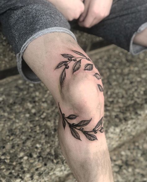 Leaf Around Knee Tattoo, Vine Leg Tattoo Men, Knee Laurel Tattoo, Greek Leaves Tattoo Knee, Laurel Knee Tattoo, Mens Quad Tattoo Ideas, Tattoo Knee Ideas, Self Destruct Tattoo, Leaves Around Knee Tattoo