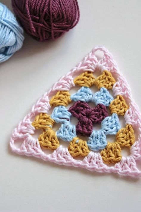 OTHER TUTORIALS & TIPS Crocheted Triangles, Granny Bunting, Crochet Banner, Fingerless Mittens Knit, Granny Triangle, Crochet Snowflake Pattern, Crochet Jewelry Patterns, Crochet Motif Patterns, Crochet Cow