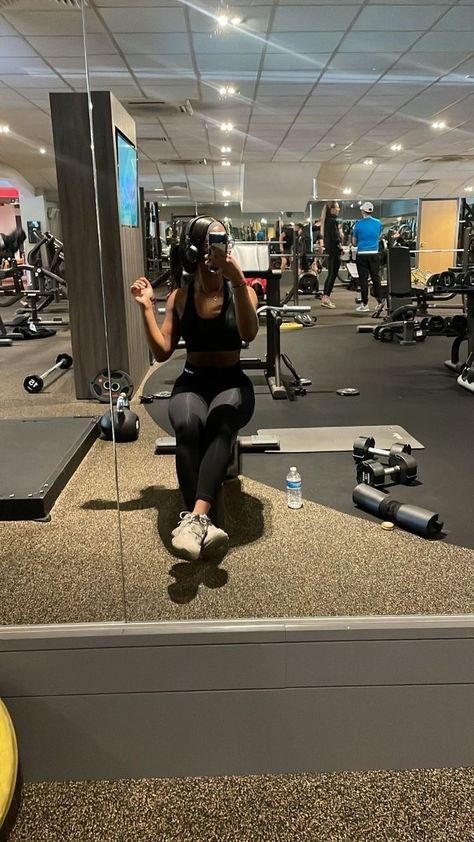 Gym Selfie Black Female, Gym Flicks, Gym Aesthetic Black Women, Bed Peace, Workout Photos, Female Gym, Prayer Vision Board, Gym Goals, Vision Board Pics