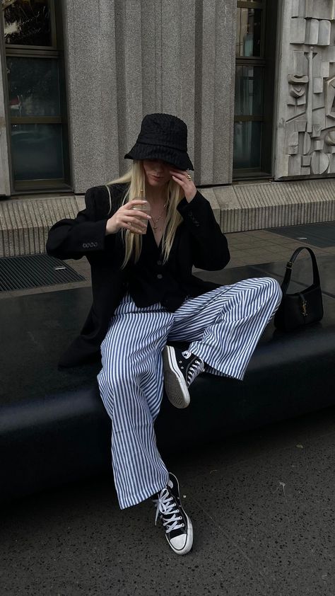 Pijama Pants Outfit, Blue On Blue Outfit, Striped Pants Outfit, Blue Pants Outfit, Stripe Pants Outfit, Pants Ideas, Pyjama Pants, Pants Outfits, Outfits With Converse