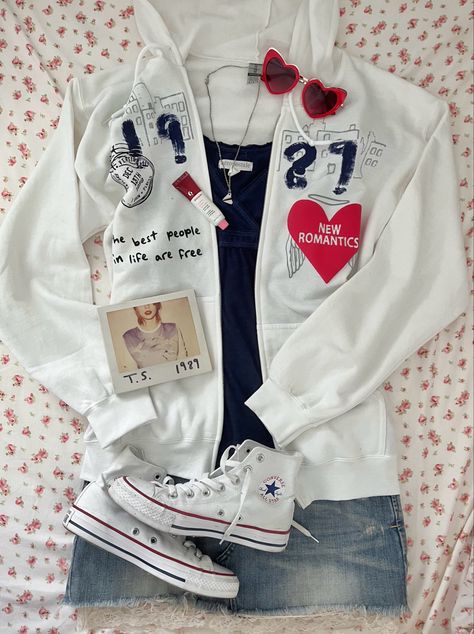 1989 Fits Taylor Swift, Swiftie Outfit Aesthetic, Outfits With Taylor Swift Merch, Taylor Swift Outfit Aesthetics, Taylor Swift 1989 Outfits Casual, 1989 Merch Taylor Swift, Bookstore Outfit Ideas, 1989 Taylor Swift Outfit Aesthetic, 1989 Aesthetic Taylor Swift Outfits