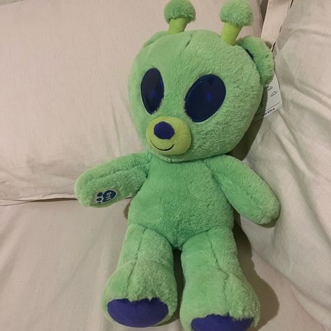 Build a bear bearlien alien NEW Alien Build A Bear, Build A Bear Ideas, Cute Build A Bears, Build A Bear Aesthetic, Build A Bear Dinosaur, Build A Bear Outfits, Kawaii Plushies, Cute Stuffed Animals, Build A Bear