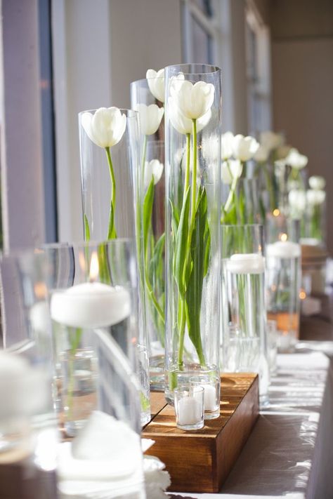 White Tulip Centerpiece Simple, Tulips Wedding Decoration, Tulip Centerpieces Wedding, Tulip Wedding Decorations, Tulip Wedding Flowers, Tulip Table Decor, White Tulip Wedding, Non Floral Centerpieces, Beautiful Settings