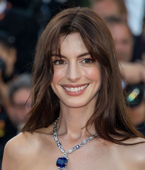 Anne Hathaway Hair 2023, Ann Hathaway Hairstyles, Solene Marchand The Idea Of You, Anne Hathaway Highlights, Anne Hathaway Hair Color, Bangs Widows Peak, Anne Hathaway With Bangs, Anne Hathaway Straight Hair, Anne Hathaway Bangs