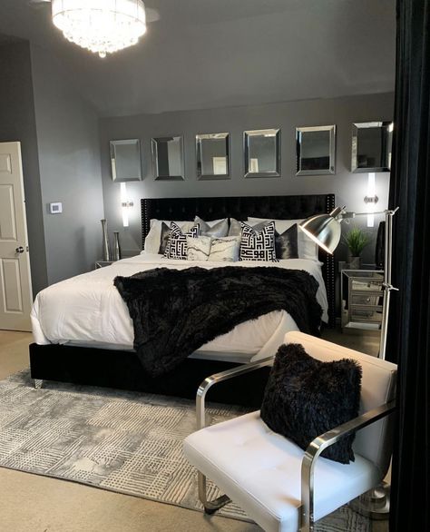 Black And White Main Bedroom, Black And White Aesthetic Bedroom Ideas, Black And White Bedroom Ideas For Teens, Black And White Bedroom Ideas Luxury, Black And White Apartment Aesthetic, Black And Gray Bedroom, Black Themed Bedroom, Woman Bedroom Ideas, Grown Woman Bedroom Ideas