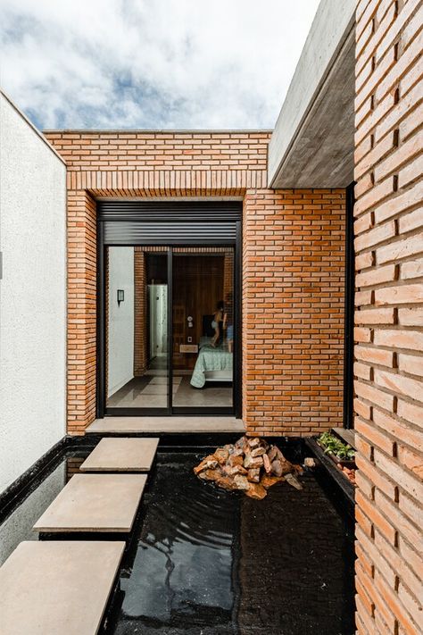 How to Take Advantage of Side Setbacks? | ArchDaily Arch Desk, Brick Apartment, Brick House Designs, Building Design Plan, Flat Roof House, Brick Loft, House Design Exterior, Internal Courtyard, House Extension Design