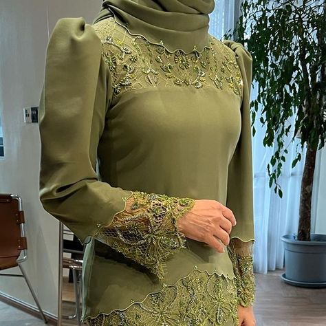 Kurung Moden Design Lace, Baju Kurung Fashion Modern, Baju Kurung Moden Style, Kebaya Lace, Kurung Modern, Nikah Outfit, Rhinestone Fabric, Baju Kurung Moden, Eid Outfit