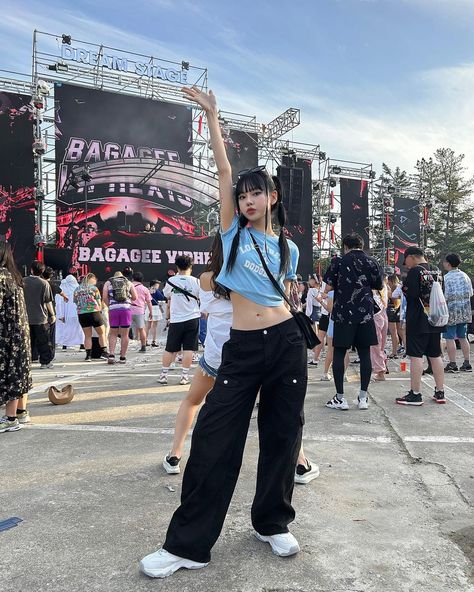 Concert Photo Pose Ideas, Kpop Concert Pics, Kpop Concert Picture Ideas, Kpop Concert Photo Ideas, Concert Pics Ideas, Txt 2024, Concert Pose Ideas, Concert Outfit Ideas Kpop, Concert Pose