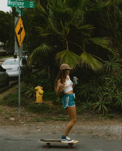 Skater Girl Vibes, Granola Vibes, Mermaid Shoot, Surfer Outfit, Surfer Girl Outfits, Surfer Girl Aesthetic, Surfergirl Style, Surfer Aesthetic, Salted Granola