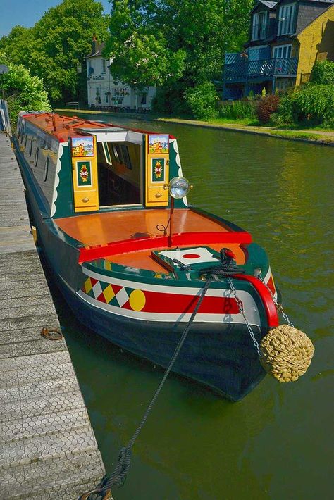 Narrowboat Exterior Colours, Boat Ideas Diy, Pontoon Boat Makeover, Pontoon Boat Hacks, Narrowboat Exterior, Pontoon Makeover, Diy Pontoon Boat, Pontoon Boat Ideas, Canal Boats England