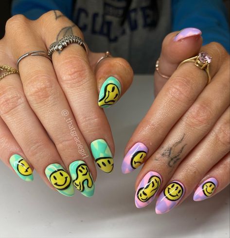 Chrome Smiley Face Nails, Trippy Almond Nails, Trippy Smiley Nails, Melted Smiley Face Nails, Melting Smiley Face Nails, Trippy Nail Designs, Smiley Nail Art, Txt Nails, Hippie Nail Art