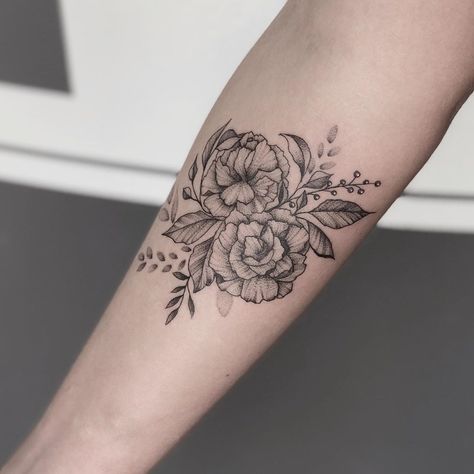 Robyn Pallotta on Instagram: “A pair of carnations for Mary ♥️ . . #florals #floraltattoo #floraltattoos #flowertattoo #flowers #carnation #carnations #carnationtattoo…” Carnation Tattoo Stencil, Rose And Carnation Tattoo, Carnations Tattoo, Carnation Flower Tattoo, Iris Flower Tattoo, Marigold Tattoo, Flower Shoulder Tattoo, Butterfly Tattoos On Arm, Carnation Tattoo