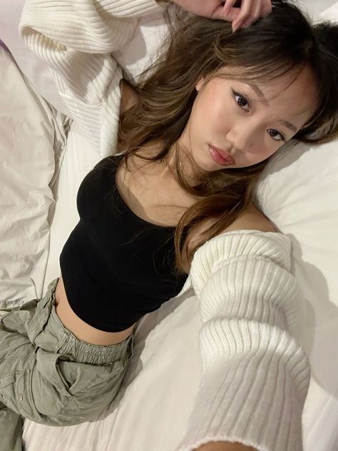 Poses For Pictures Instagram Laying Down, Lying Down Selfie Poses, Poses On The Bed, Laying Down Pose Selfie, Bed Poses Instagram Selfie, Lying Down Selfie, Lying In Bed Selfie, Lying On Bed Pose, Bed Instagram Pictures