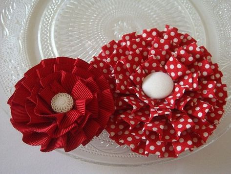 How To Make A Ribbon Rosette Brooch! How To Make Rosettes, Horse Braiding, Smitten Kitten, Ribbon Projects, Fabric Rosette, Award Ribbon, Ribbon Rosettes, Brooch Diy, Crafts For Seniors