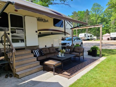 Outdoor Trailer Decor, Camping Patio Ideas, Camper Deck Decorating Ideas, Rv Front Porch Ideas, Rv Decorating Ideas Outdoors, Seasonal Camping Sites Ideas, Camper Porch Ideas, Rv Outdoor Decorating, Living In A Camper Full Time