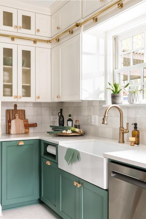 Small Kitchen Pictures, English Style Kitchen, White Galley Kitchen, Small Galley Kitchen, White Farmhouse Sink, Bungalow Kitchen, Bold Kitchen, Upper Kitchen Cabinets, Classic Kitchen Design