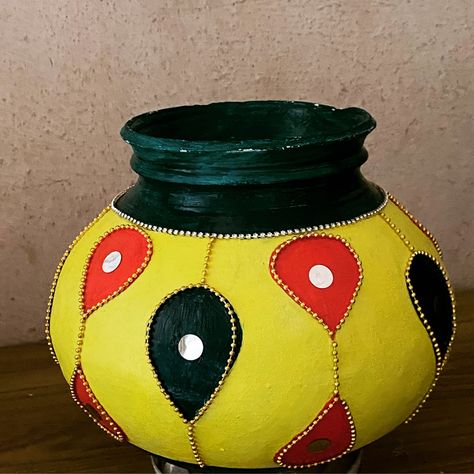 Matka Painting Designs Easy, Kalash Decoration Handmade, Matka Decoration Pots, Matki Decoration Ideas For Janmashtami, Kulhad Art, Kalash Painting, Matki Painting Ideas, Matka Design, Matki Decoration Ideas