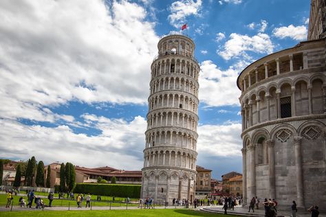 50 Iconic Buildings Around the World You Need to See Before You Die | Architectural Digest Tuscan Towns, Dubai Skyscraper, Taj Mahal India, Pisa Italy, Famous Buildings, Structure Architecture, Iconic Buildings, Visit Italy, Paris Eiffel Tower