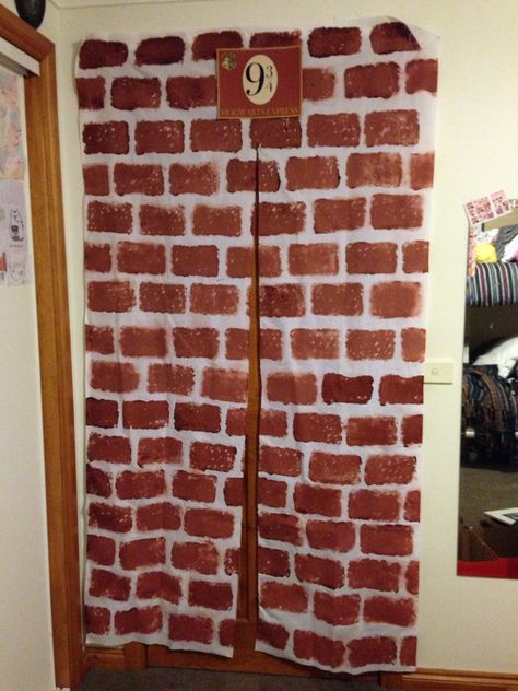 DIY Harry Potter platform 9 3/4 door curtain Harry Potter Shower Ideas, Harry Potter Motto Party, Harry Potter Shower, Dorm Themes, Harry Potter Curtains, Harry Potter Cards, Harry Potter Props, Harry Potter Platform, Harry Potter 9