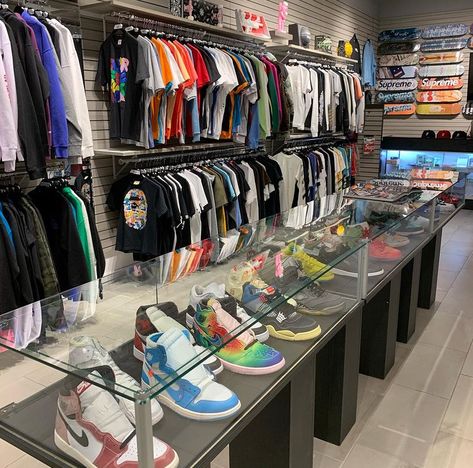 Men Botique Interiors Ideas, Hypebeast Store Interior, Men Clothes Store Design, Small Sports Shop Interior Design, Hype Store Design, Streetwear Shop Design, Small Clothing Store Interior Shops, Small Shop Design Retail Stores, Small Clothing Store Interior Design