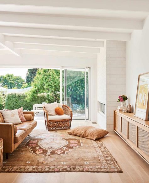 How dreamy is this living space? This mid-century modern beach house was paired with sophisticated Scandi-style and we love everything… Mid Century Beach House, Scandi Living Room, Scandinavian Design Living Room, Clad Home, Mid Century Modern Living, Mid Century Modern Interiors, Modern Beach House, Beach House Interior, Living Room Scandinavian