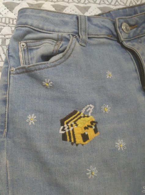 Cute Embroidery Designs Sweatshirts, Embroidery Inspo Clothes, Inbrodery Ideas, Clothing Embroidery Ideas, Diy Merch, Minecraft Bee, Embroidery Pants, Anime Embroidery, Diy Vetement