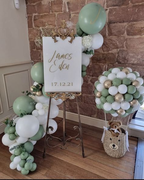 Baby Shower Green Theme, Baby Christening Decorations, Wedding Balloon Arch, Baby Shower Verde, Theme Bapteme, Bear Baby Shower Theme, Baby Shower Theme Decorations, Baby Shower Deco, Christmas Tree Candy