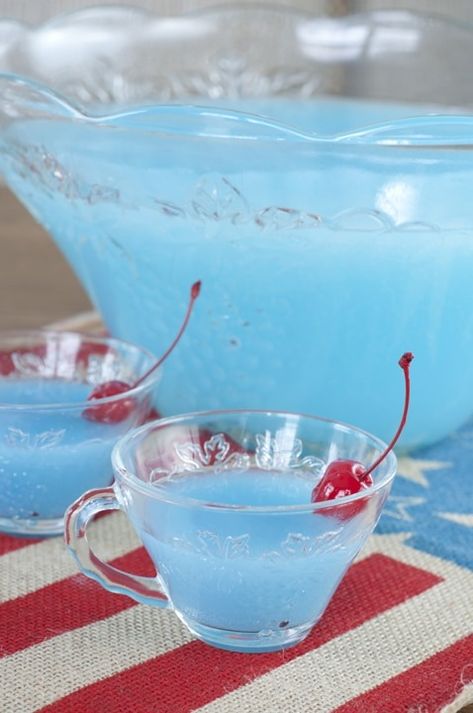 Delicious Blue Punch Recipes You're Gonna Love - Tulamama Blue Party Punches, Blue Punch Recipe, Fourth Of July Drinks, Baby Shower Punch, Blue Punch, Party Punch Recipes, Punch Drinks, Blue Drinks, Party Punch