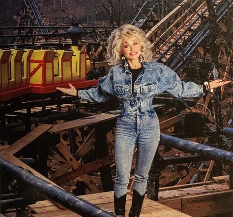 108.5k Likes, 1,684 Comments - Dolly Parton (@dollyparton) on Instagram: “Just came across this photo of me at my favorite place! What’s your favorite ride at @dollywood?” Dolly Parton Looks, Dolly Parton Party, Dolly Outfits, Dollywood Park, Dolly Parton Costume, Tennessee Gatlinburg, Classic Fashion Looks, Trash Bash, Dolly Parton Quotes