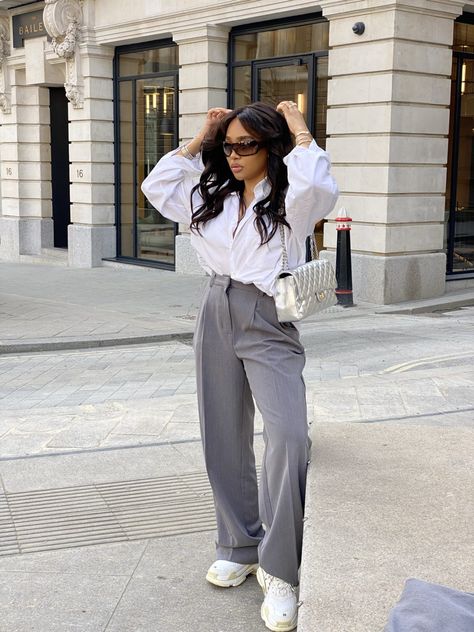 How To Style Gray Pants Women, White Shirt And Trousers For Women, Grey Silk Pants Outfit, Grey High Waisted Pants Outfit, Grey Pants Spring Outfit, Wide Grey Trousers Outfit, How To Style Grey Wide Leg Pants, Gray Pants Outfit Summer, Business Casual Outfits Grey Pants