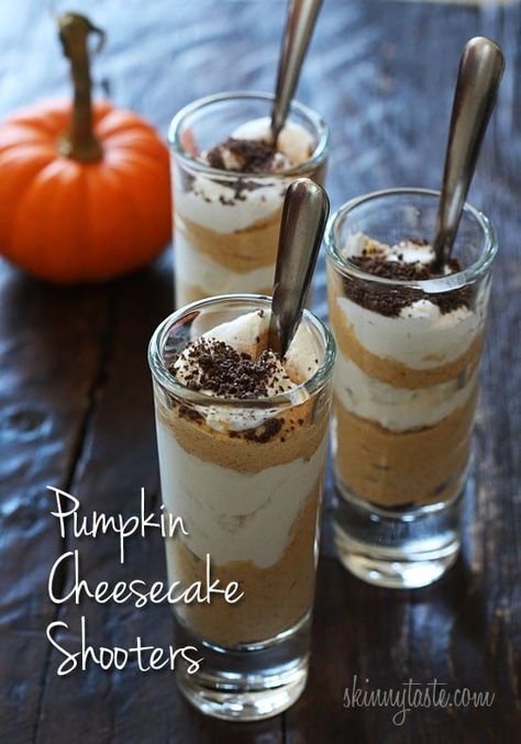 Healthy Pumpkin Cheesecake, Cheesecake Shooters, Healthy Pumpkin Dessert, Shot Glass Desserts, Shooter Recipes, Dessert Shooters, No Bake Pumpkin Cheesecake, Pumpkin Cream Cheese Muffins, Chocolate Graham Crackers