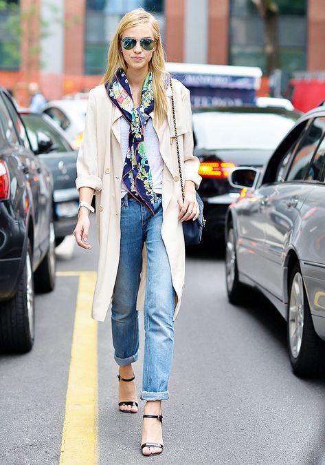 A white t-shirt is paired with a silk scarf, trench, cuffed jeans, and strappy sandals Silk Scarf Outfit, Outfits Curvy, Ways To Wear A Scarf, Fifty Not Frumpy, Scarf Outfit, Model Street Style, Moda Chic, Outfit Jeans, Printed Silk Scarf