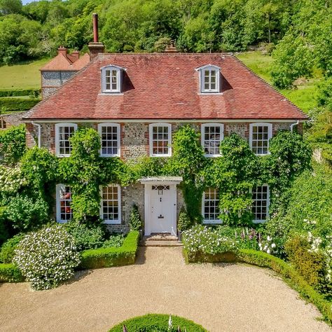 Cotswolds Cottage Exterior, English Manor Houses Country Estate, English Country House Exterior, Country House Exterior, 18th Century House, English Manor Houses, House London, Garden Mirrors, English Manor