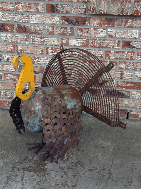 I finished this turkey by spray painting the snood red. Adorable! Welded Art, Welding Ideas, Recycled Metal Art, Welding Art Projects, Horseshoe Art, Metal Tree Wall Art, Metal Yard Art, Metal Welding, Metal Garden Art