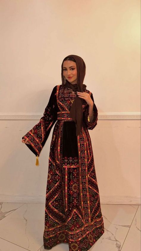 Arabic Outfits For Women Traditional, Syria Traditional Clothing, Arab Eid Outfits, Iraqi Outfit, Iraqi Traditional Clothing, Henna Dress Arabic, Arabic Outfit Traditional, Yemeni Traditional Dress, Thobes For Women