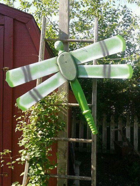 Cute Dragonfly Diy, Ceiling Fan Crafts, Fan Blade Art, Ceiling Fan Art, Dragonfly Yard Art, Spindle Crafts, Yard Art Crafts, Ceiling Fan Makeover, Leg Painting